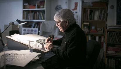 El diseñador gráfico Ricardo Rousselot en el estudio de su casa.
 