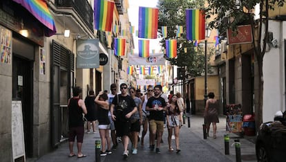 Un grupo de transeúntes pasean por el barrio de Chueca.