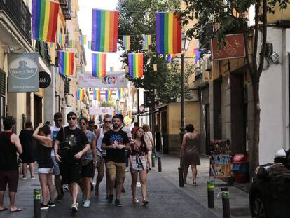 Un grupo de transeúntes pasean por el barrio de Chueca.