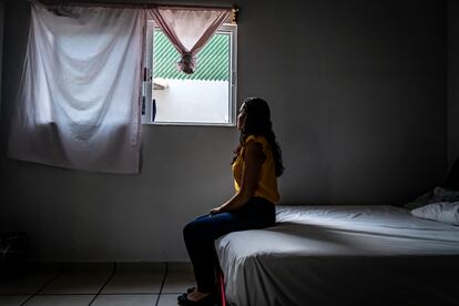 Carla descansa en la habitación de un refugio para mujeres en el Estado de Morelos.