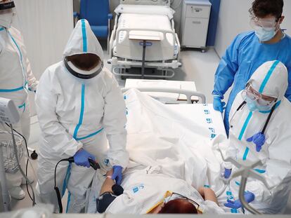 Sanitarios atienen a los primeros pacientes del hospital de emergencias Enfermera Isabel Zendal, este viernes en Madrid.