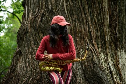 María Elena Ríos posa con su saxofón en un parque en Santo Domingo Tonalá, Oaxaca