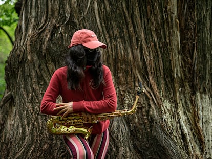 María Elena Ríos posa con su saxofón en un parque en Santo Domingo Tonalá, Oaxaca