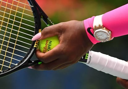 Serena Williams nunca ha descuidado los detalles en la pista. En la imagen, en septiembre de 2016 en Nueva York contra la sueca Johanna Larsson, con un gran reloj y las uñas muy cuidadas.