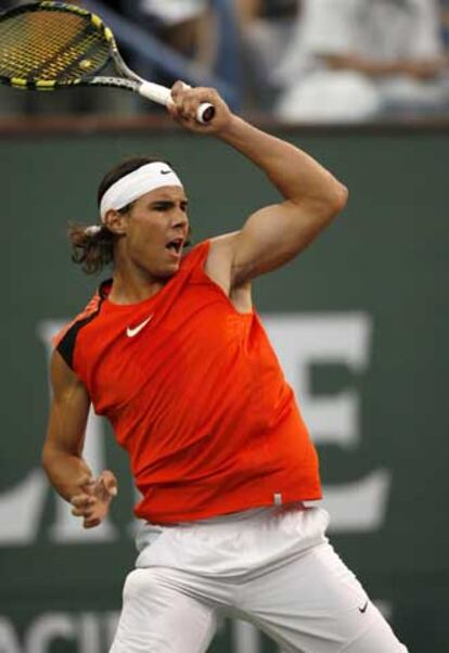 Nadal devuelve la pelota al francés Grosjean durante el partido de cuartos de final del abierto Pacific Life disputado en Indian Wells (California).