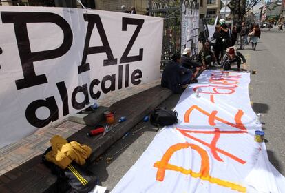 Personas de diversas organizaciones realizan una manifestación pacífica frente a la Corte Constitucional para pedir la aprobación del 'fast track'.