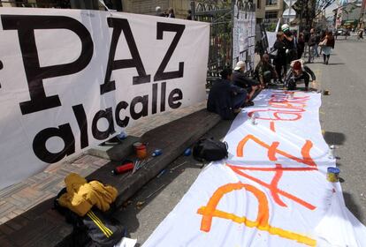 Personas de diversas organizaciones realizan una manifestaci&oacute;n pac&iacute;fica frente a la Corte Constitucional para pedir la aprobaci&oacute;n del &#039;fast track&#039;.