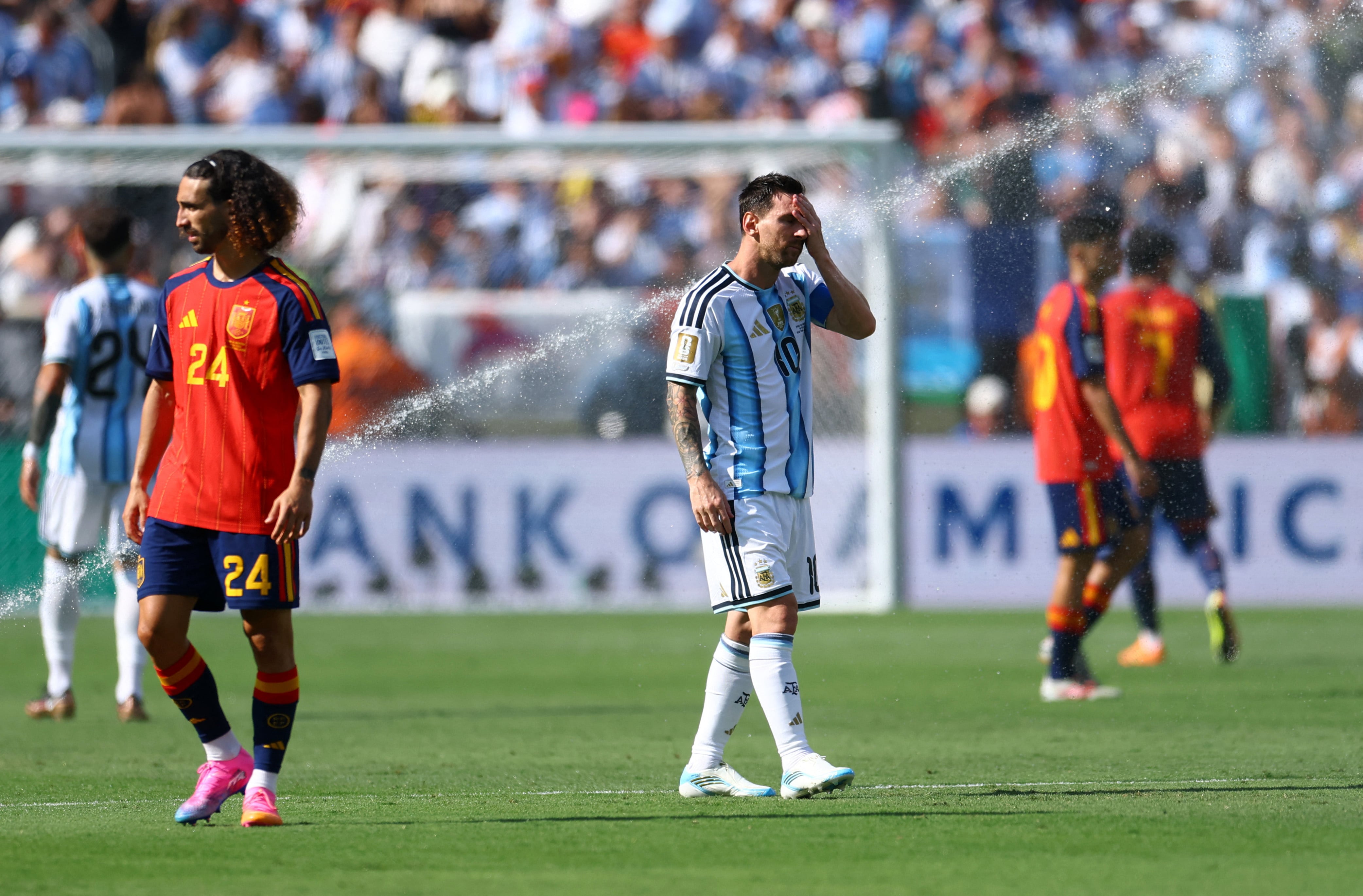 El momento en el que Messi pide la tarjeta roja para Cucurella
