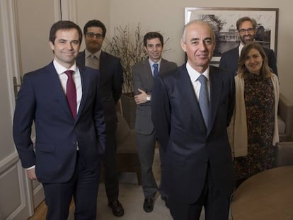 Jorge Lucaya (centro) posa con su equipo en la oficina de AZ Capital en Madrid