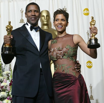 Denzel Washington junto a Halle Berry en la gala de los Oscar, el 24 de marzo de 2002. 