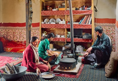 Nabila Rehman, capitana de Baba-Ghundi Chipurson, y su familia cocinan en su casa en Chipurson. 