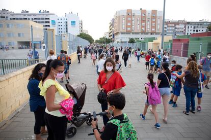 Madres y padres acompañan a sus hijos a la entrada del colegio Carmen de Burgos, de Málaga, que se ha quedado sin comedor.