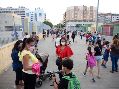 Madres y padres acompañan a sus hijos a la entrada del colegio Carmen de Burgos, de Málaga, que se ha quedado sin comedor.