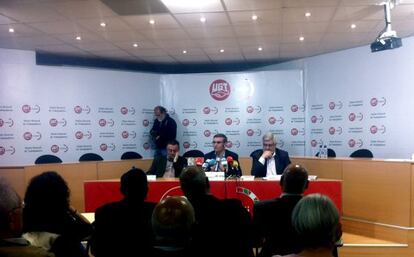 Carlos Trevilla, Dámaso Casado y Jesús Pérez durante la presentación del libro