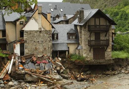 Una casa destrozada por las aguas en el pueblo de Casarilt, en la Vall d'Aran