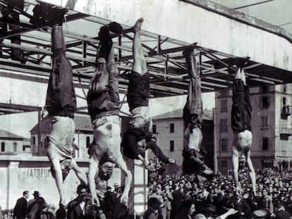 El cadáver de Benito Mussolini, el segundo desde la izquierda, cuelga junto al de su amante Clara Petacci (en el medio) y los de otros fascistas ejecutados en el Piazzale Loreto, Milán, en abril de 1945.