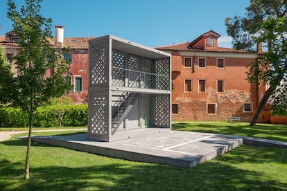 Prototipo de la Unidad de Servicios Básica a partir de la que construir una vivienda de autoconstrucción expuesta en el Giardino della Marinaressa de Venecia.