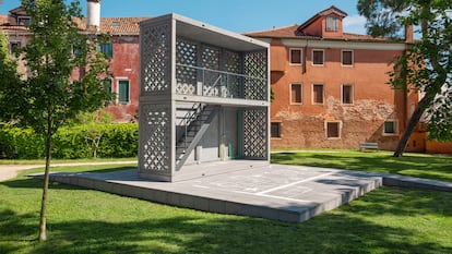 Prototipo de la Unidad de Servicios Básica a partir de la que construir una vivienda de autoconstrucción expuesta en el Giardino della Marinaressa de Venecia.