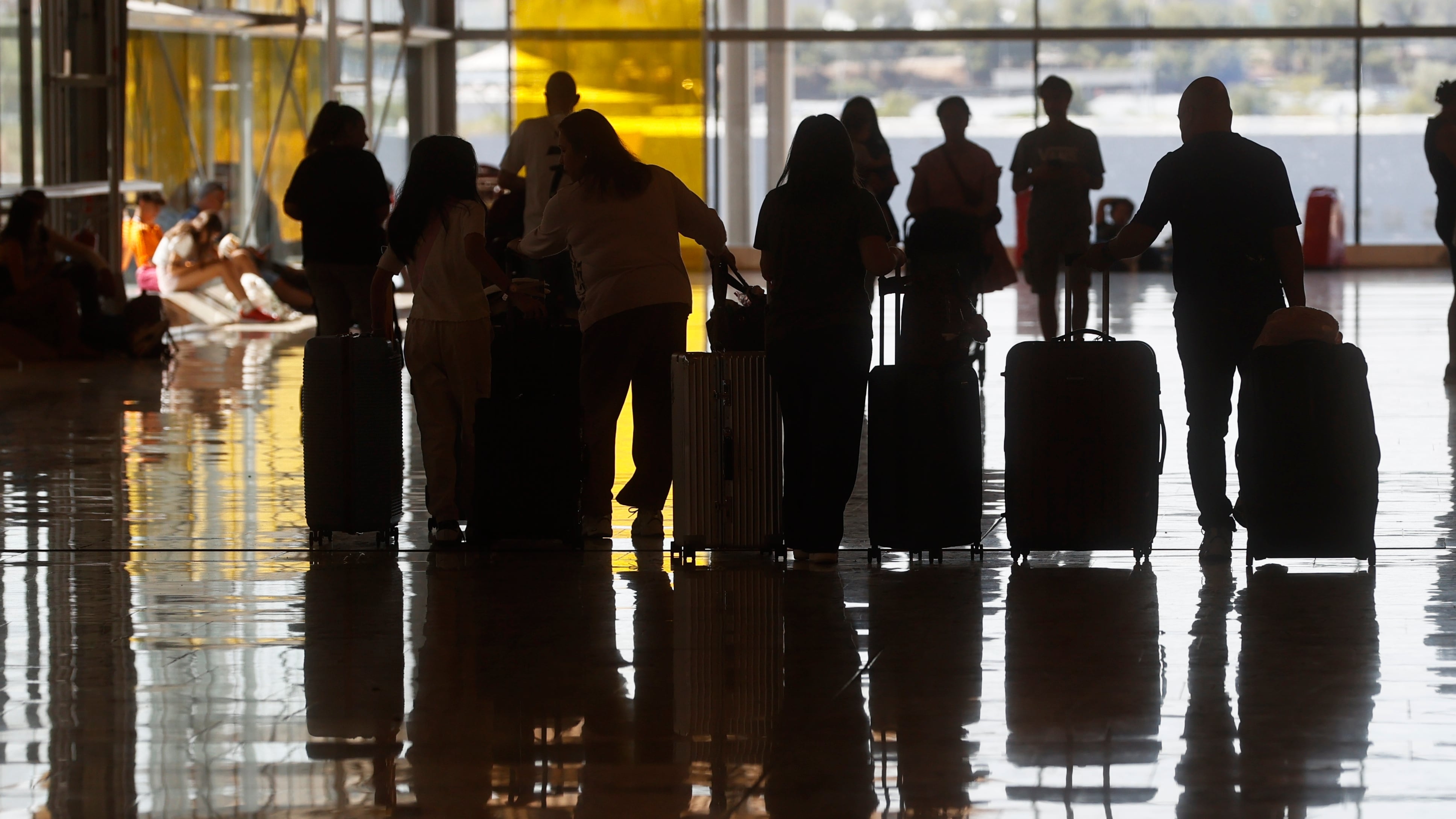 Viajeros en la T4 del aeropuerto Madrid-Barajas el primer sábado del mes de agosto de 2024.