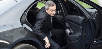 Mario Draghi, presidente del BCE, llega a la reunión informal de los ministros de economía de la UE el pasado viernes. 