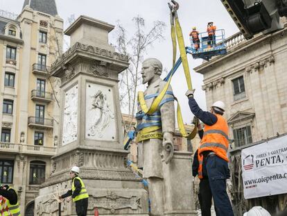 Retirada de la estatua de Antonio L&oacute;pez el domingo pasado en Barcelona.&nbsp;