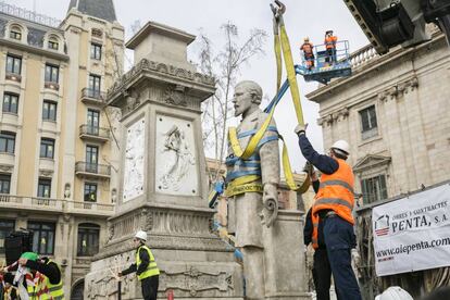 Retirada de la estatua de Antonio López el domingo pasado en Barcelona. 