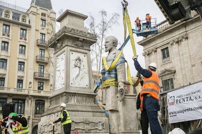 Retirada de la estatua de Antonio L&oacute;pez el domingo pasado en Barcelona.&nbsp;