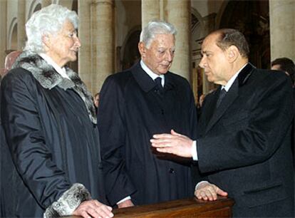 El primer ministro, Silvio Berlusconi (a la derecha), presenta sus condolencias a Susanna y Umberto Agnelli.