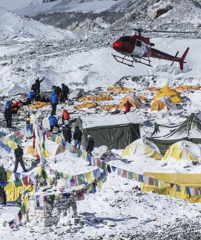 Un helicóptero de rescate en uno de los campos base para ascender al Everest.