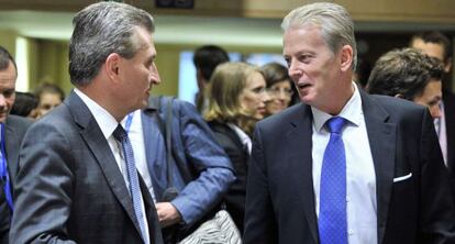 El comisario europeo de Energ&iacute;a, G&uuml;nther Oettinger (izq), junto al ministro austriaco de Econom&iacute;a, Reinhold Mitterlehner, el martes en Bruselas.