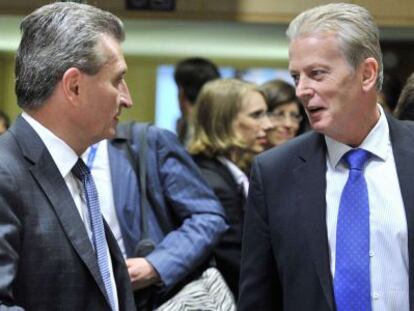 El comisario europeo de Energ&iacute;a, G&uuml;nther Oettinger (izq), junto al ministro austriaco de Econom&iacute;a, Reinhold Mitterlehner, el martes en Bruselas.