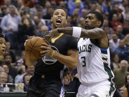 Mayo trata de frenar a Curry.