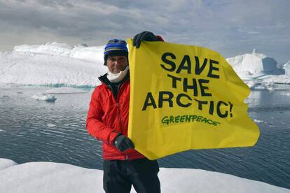 El cantante Alejandro Sanz con una pancarta de Greenpeace de "Save the Arctic" en Tinitequilaq, fiordo de Ikasartivaq, Groenlandia, en 2013.