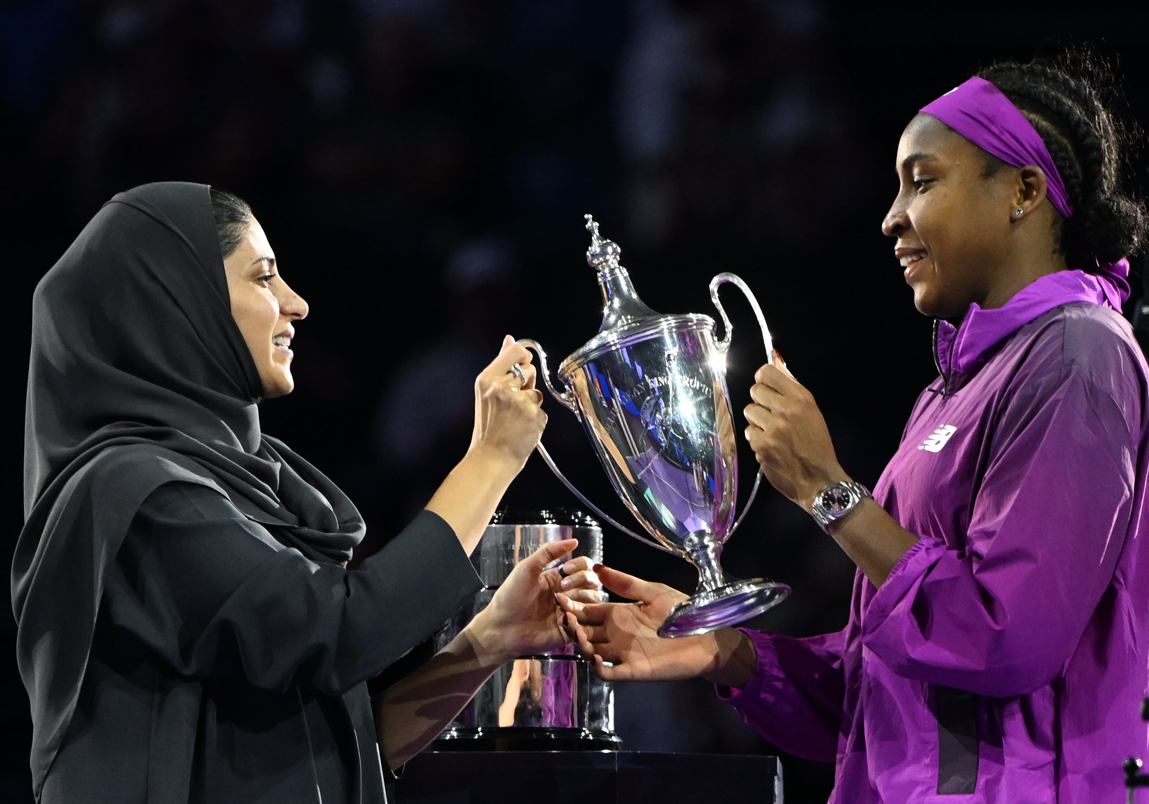 Coco Gauff recibe el trofeo de campeona de las WTA Finals el pasado mes de noviembre en Riad.