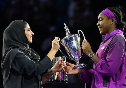 Coco Gauff recibe el trofeo de campeona de las WTA Finals el pasado mes de noviembre en Riad