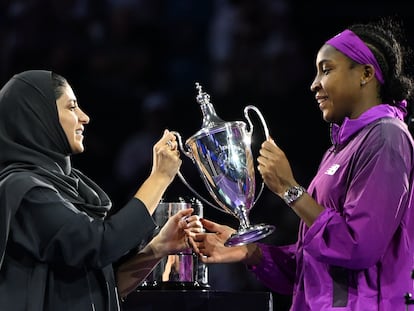 Coco Gauff recibe el trofeo de campeona de las WTA Finals el pasado mes de noviembre en Riad
