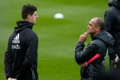 El meta belga Thibaut Courtois charla con su seleccionador Roberto Martínez durante un entrenamiento en la localidad de Tubize.