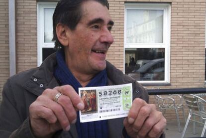 A man in Huesca shows his winning ticket.