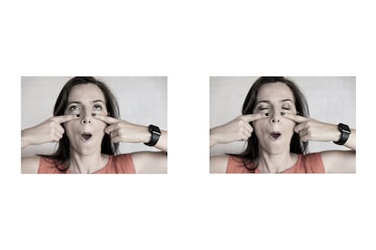 <p>Cubra los dientes con sus labios y coloque la boca en forma de la letra o, separando el labio superior del inferior lo máximo posible. Coloque los índices debajo de los ojos en horizontal, apuntando a la nariz (imagen derecha). A continuación mire hacia arriba y parpadee. Mantenga esta posición durante 30 segundos. <strong>La única parte de su cuerpo que debe moverse son los párpados superiores</strong>.</p> <p>Este ejercicio "reduce cavidades bajo los ojos y ayuda a levantar los párpados superiores".</p>
