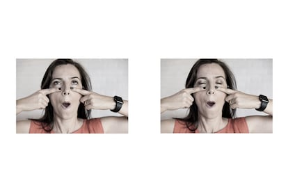 <p>Cubra los dientes con sus labios y coloque la boca en forma de la letra o, separando el labio superior del inferior lo máximo posible. Coloque los índices debajo de los ojos en horizontal, apuntando a la nariz (imagen derecha). A continuación mire hacia arriba y parpadee. Mantenga esta posición durante 30 segundos. <strong>La única parte de su cuerpo que debe moverse son los párpados superiores</strong>.</p> <p>Este ejercicio "reduce cavidades bajo los ojos y ayuda a levantar los párpados superiores".</p>