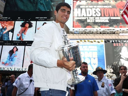 Carlos Alcaraz posa en Times Square con el trofeo de campeón, este lunes en Nueva York.