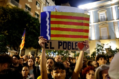 Una joven sostiene un cartel con la bandera de la Comunidad Valenciana, este sábado, durante la manifestación.