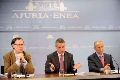 Iñigo Urkullu, junto a los consejeros Josu Erkoreka y Ricardo Gatxagaetxabarria.