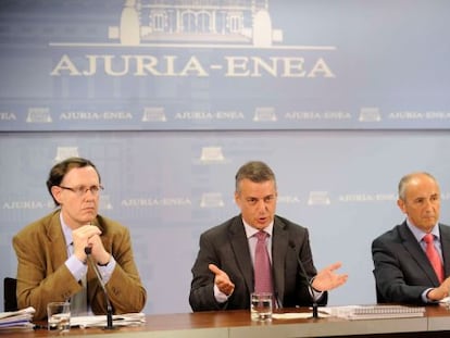 Iñigo Urkullu, junto a los consejeros Josu Erkoreka y Ricardo Gatxagaetxabarria.