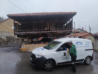 Laudelino Varela, de 70 años, compra el pan al repartidor que se lo lleva a diario a Tabayes (Asturias) el pasado viernes.