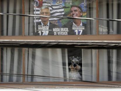 Janela em São Paulo com cartaz em apoio a Bolsonaro. 