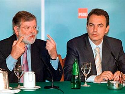 José Luis Rodríguez Zapatero con el presidente de Extremadura, Juan Carlos Rodríguez Ibarra, ayer en Mérida.