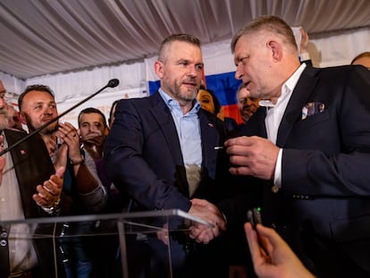 Peter Pellegrini saluda a Robert Fico en la sede de su campaña electoral, este sábado en Bratislava.