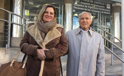 Vicente Moreda y su hija Amelia M, abuelo y madre de la okupa, en los juzgados de Plaza de Castilla, este martes.
