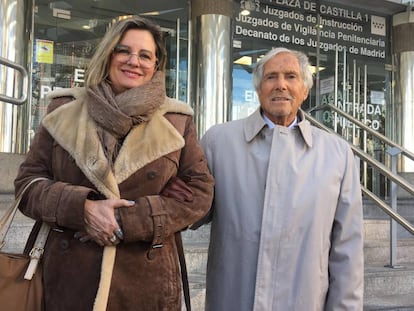 Vicente Moreda y su hija Amelia M, abuelo y madre de la okupa, en los juzgados de Plaza de Castilla, este martes.